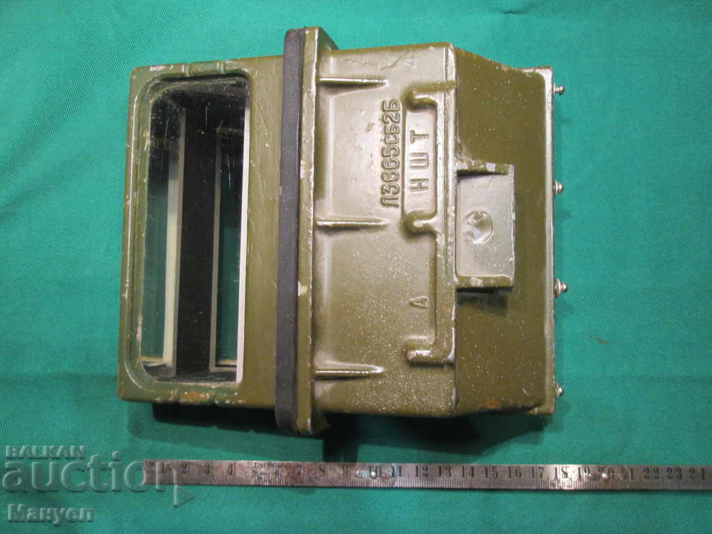 Prismatic device for monitoring the tank commander. - 5 Prismatic device for monitoring the tank commander. - 5