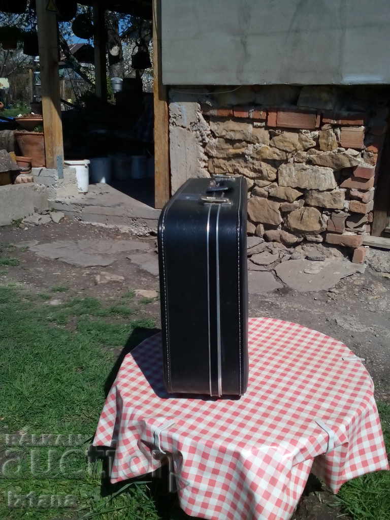 Μια παλιά βαλίτσα με τιμή 16.00 BGN | € 8.18 Μια παλιά βαλίτσα με τιμή 16.00 BGN | € 8.18
