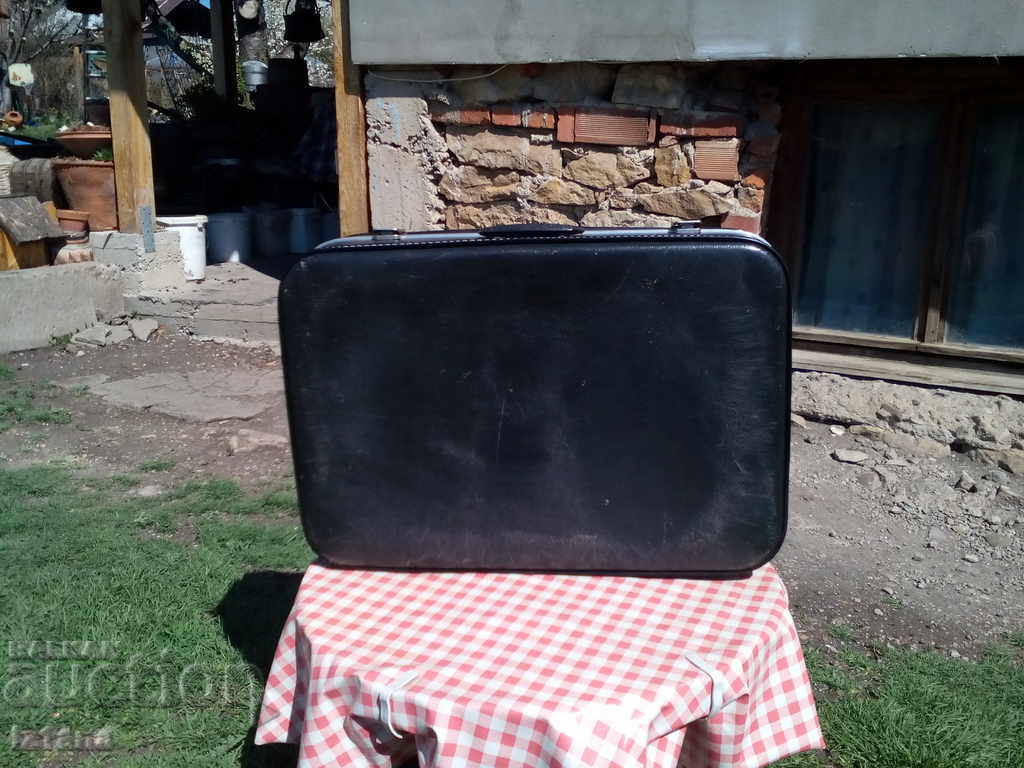 Δημοπρασία Μια παλιά βαλίτσα Δημοπρασία Μια παλιά βαλίτσα