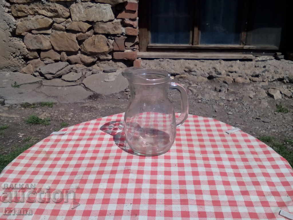 Cană veche de sticlă