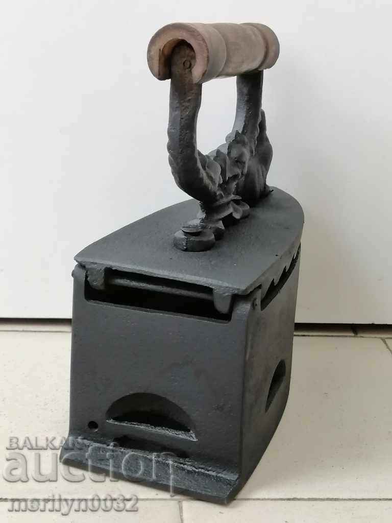 Παράδοση Παλιά σιδήρου στην πυρκαγιά Παράδοση Παλιά σιδήρου στην πυρκαγιά