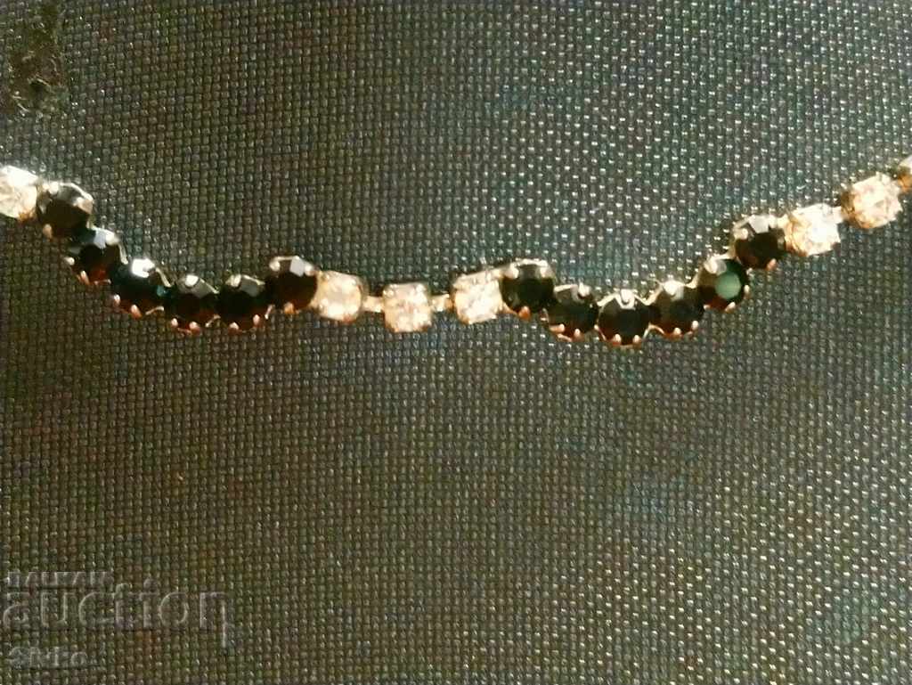 Colier cu pietre negre și albe cu preț € 1.49 | 2.91 BGN