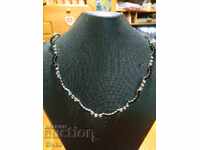 Κολιέ με μαύρα και λευκά πετράδια