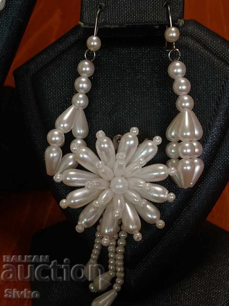 Set of necklace earrings brooch pearls