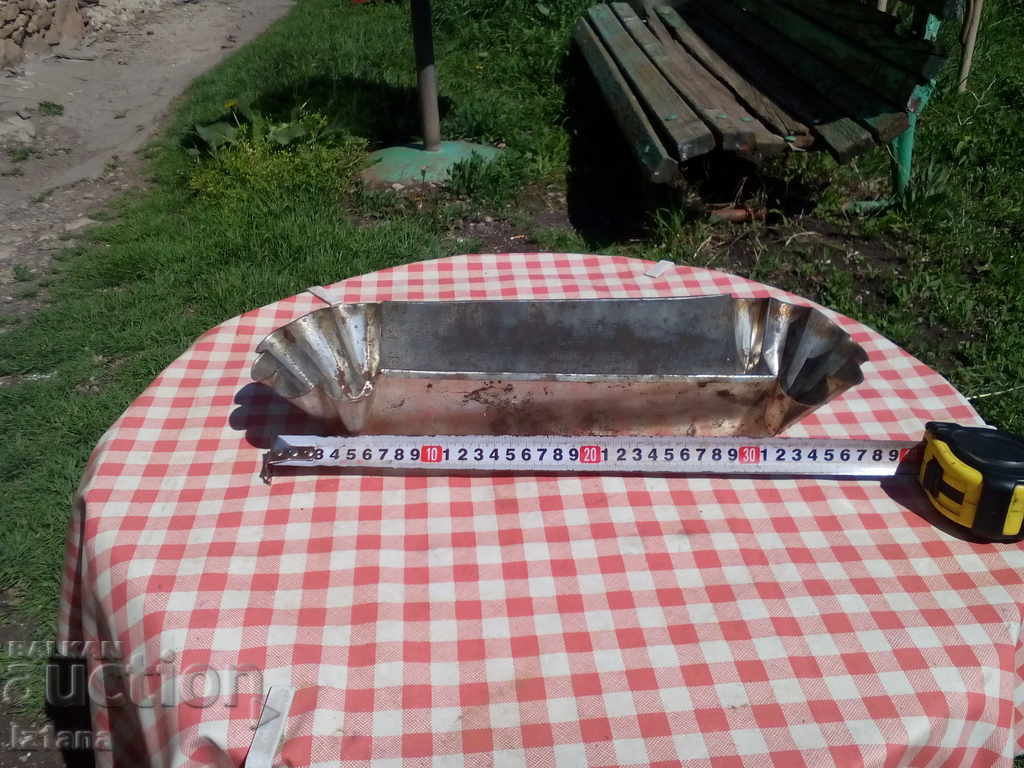 Auction  An old cupcake form, a pastry