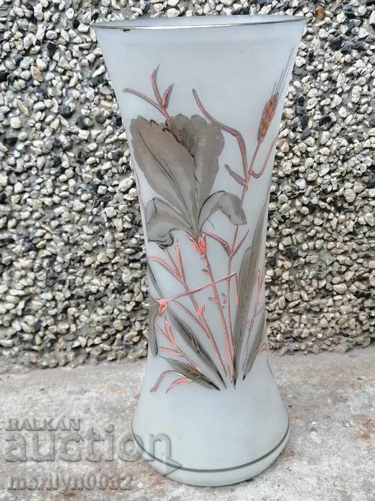 Стара ваза бяло стъкло ръчно рисувана