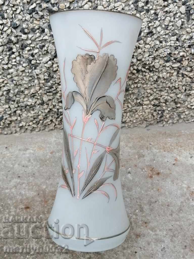 Стара ваза бяло стъкло ръчно рисувана