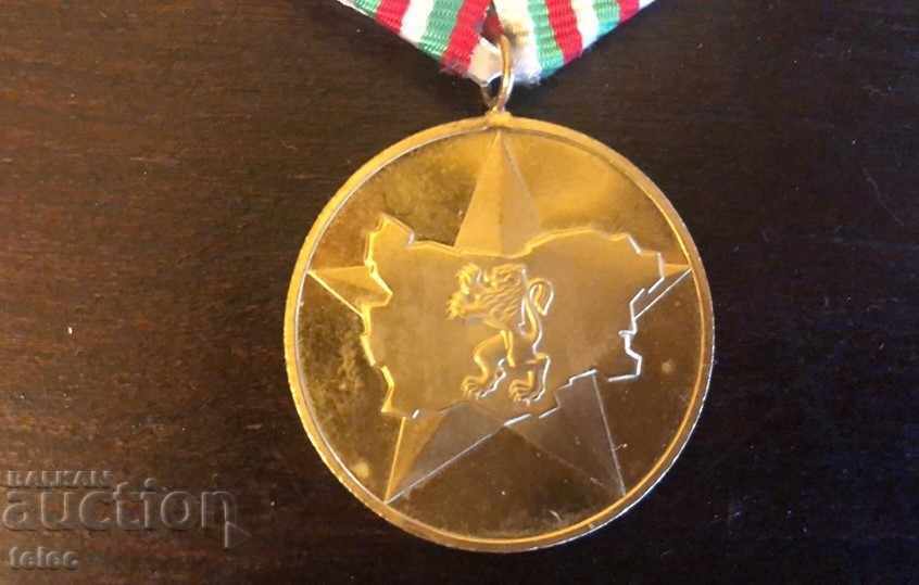 Set medalie și insignă - 1984/1985 cu preț € 4.00 | 7.82 BGN