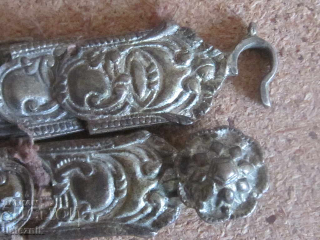 Auction  ethnografski srebaren kolan za nosia