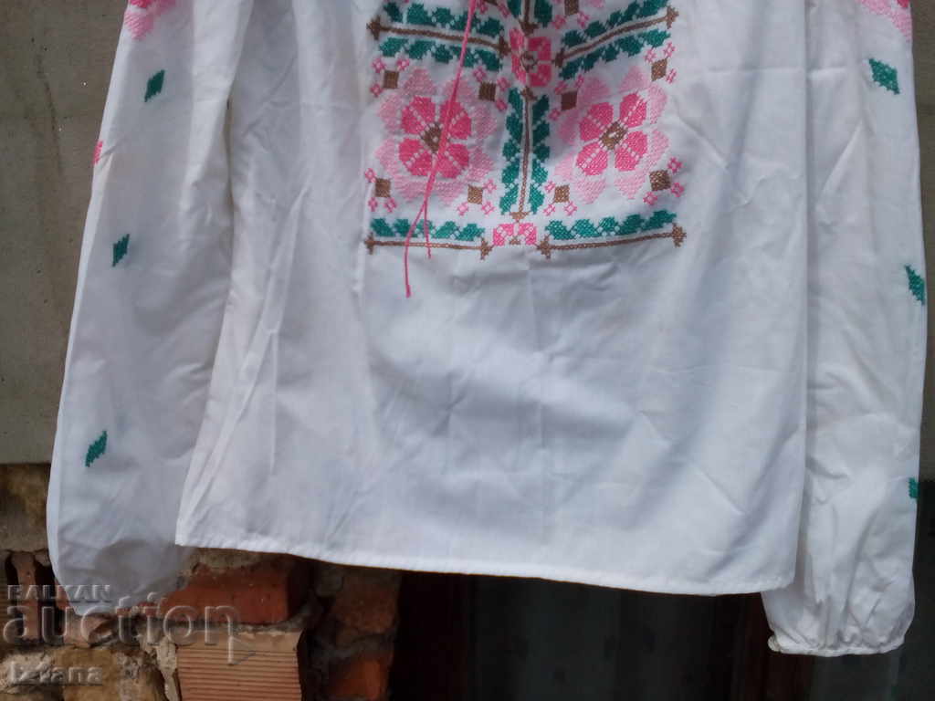 Auction Old embroidered lady's shirt Auction Old embroidered lady's shirt