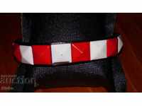 Гривна червени и бели елементи