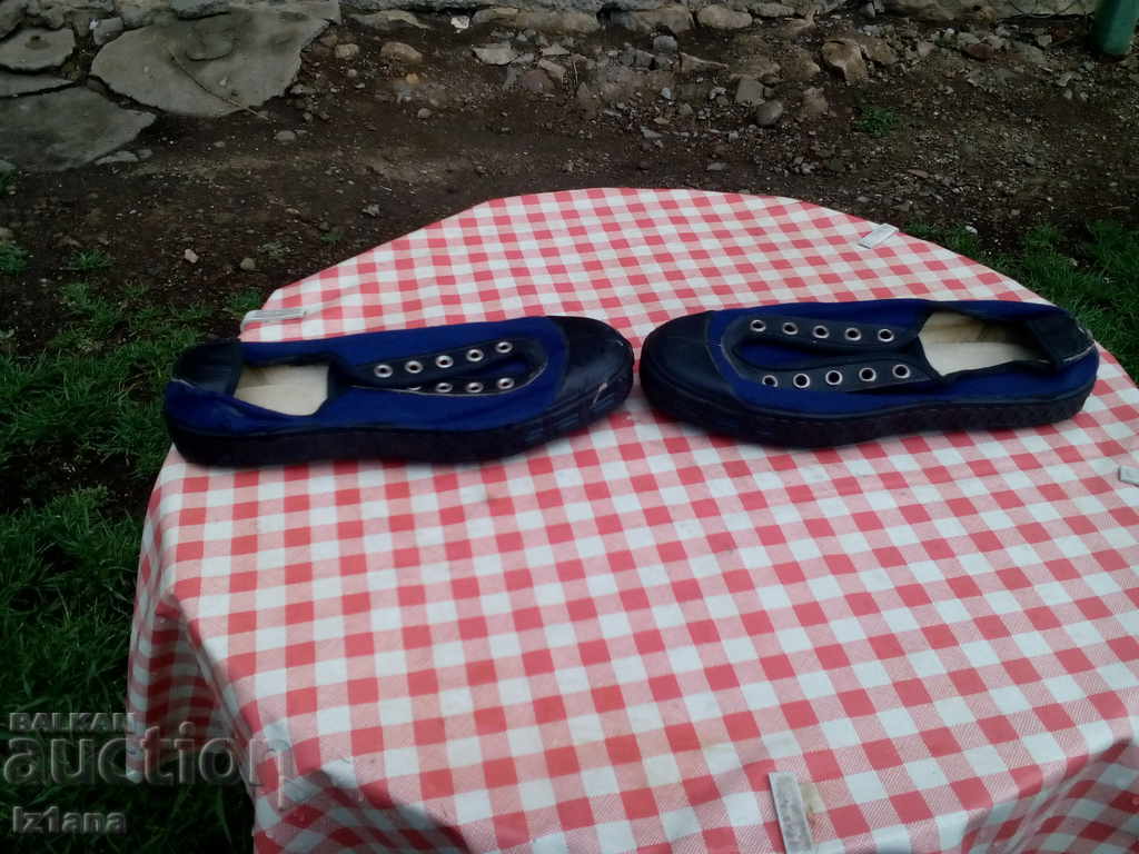 Licitație Butoane vechi, cârpe, benzi de cauciuc