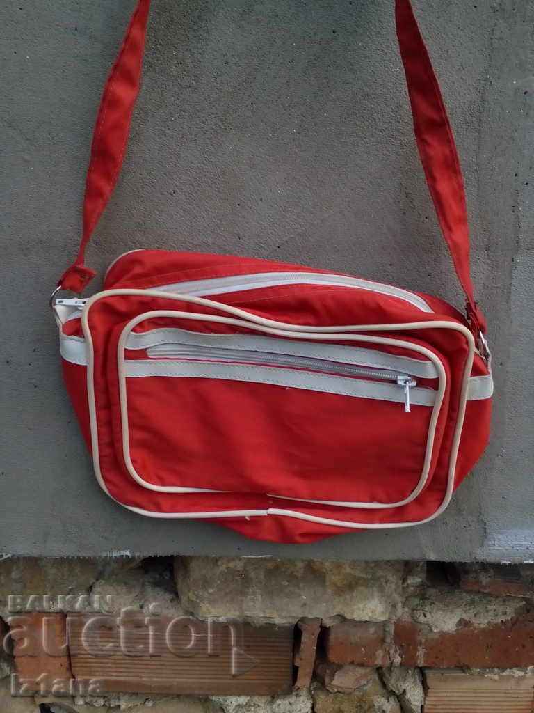 Old sports bag with price 10.00 BGN | € 5.11 Old sports bag with price 10.00 BGN | € 5.11