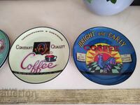 Δύο πορσελάνινες πιάτα, μαρκαρισμένα, μπλε