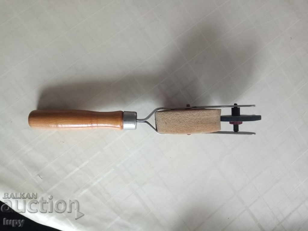 Old painting device with price 39.00 BGN | € 19.94 Old painting device with price 39.00 BGN | € 19.94