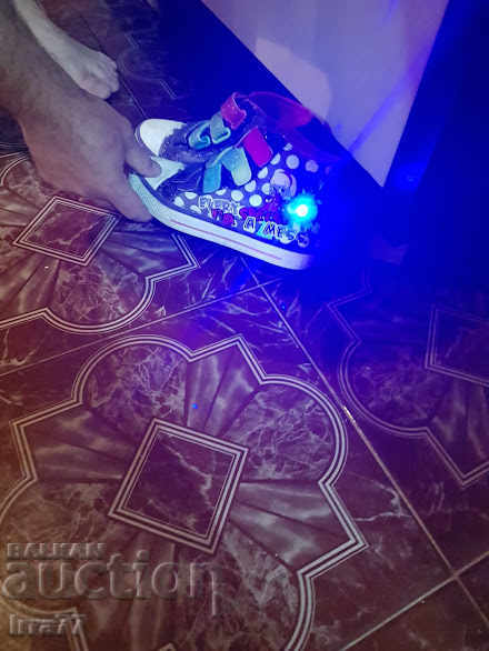 Delivery of LOT OF LIGHTING SHOES AND DENIM SKIRT Delivery of LOT OF LIGHTING SHOES AND DENIM SKIRT