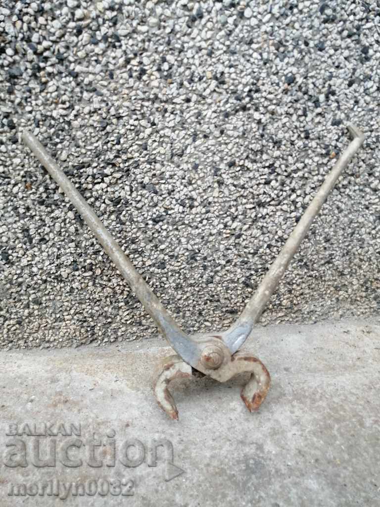 Delivery of Old forged branded pliers, torpedoes, wrought iron Delivery of Old forged branded pliers, torpedoes, wrought iron