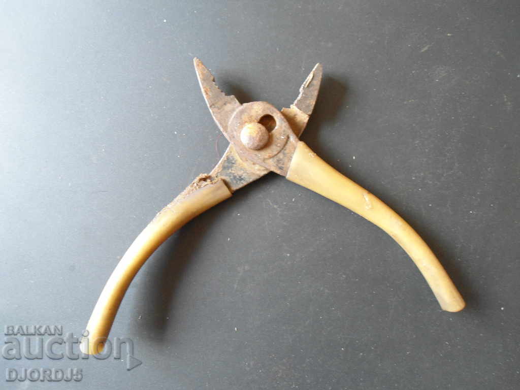 Old pliers with price 2.00 BGN | € 1.02 Old pliers with price 2.00 BGN | € 1.02
