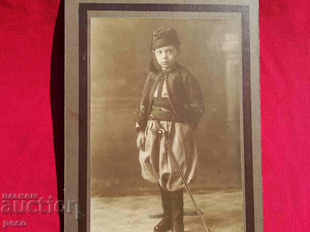 Παιδί με στολή σπαθί φέσι παλιά φωτογραφία