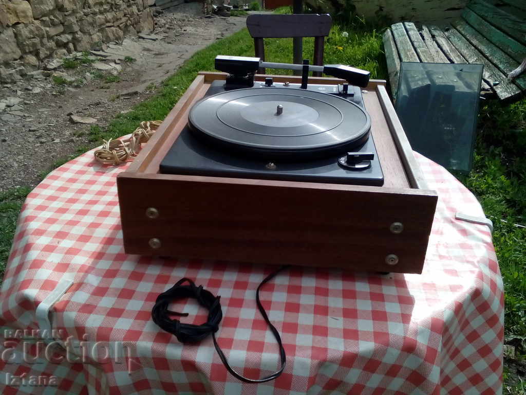 Delivery of Old turntable Accords, Akords Delivery of Old turntable Accords, Akords