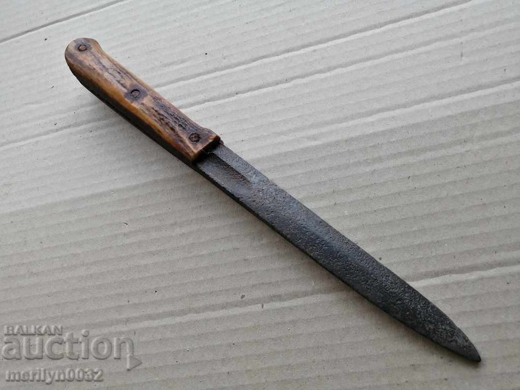 Стар окопен нож с чирени от еленов рог примитив