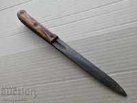 Ένα παλιό μαχαίρι τάφρου με κέρατα νυχτολούλουδου