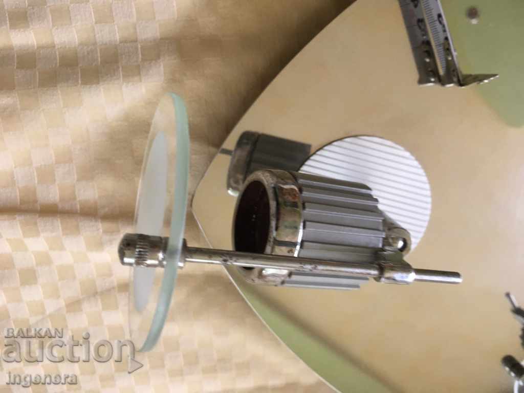 ILUMINARE SPOT PENTRU ÎNCĂRCAREA TREI CROMINI cu preț 29.00 BGN | € 14.83