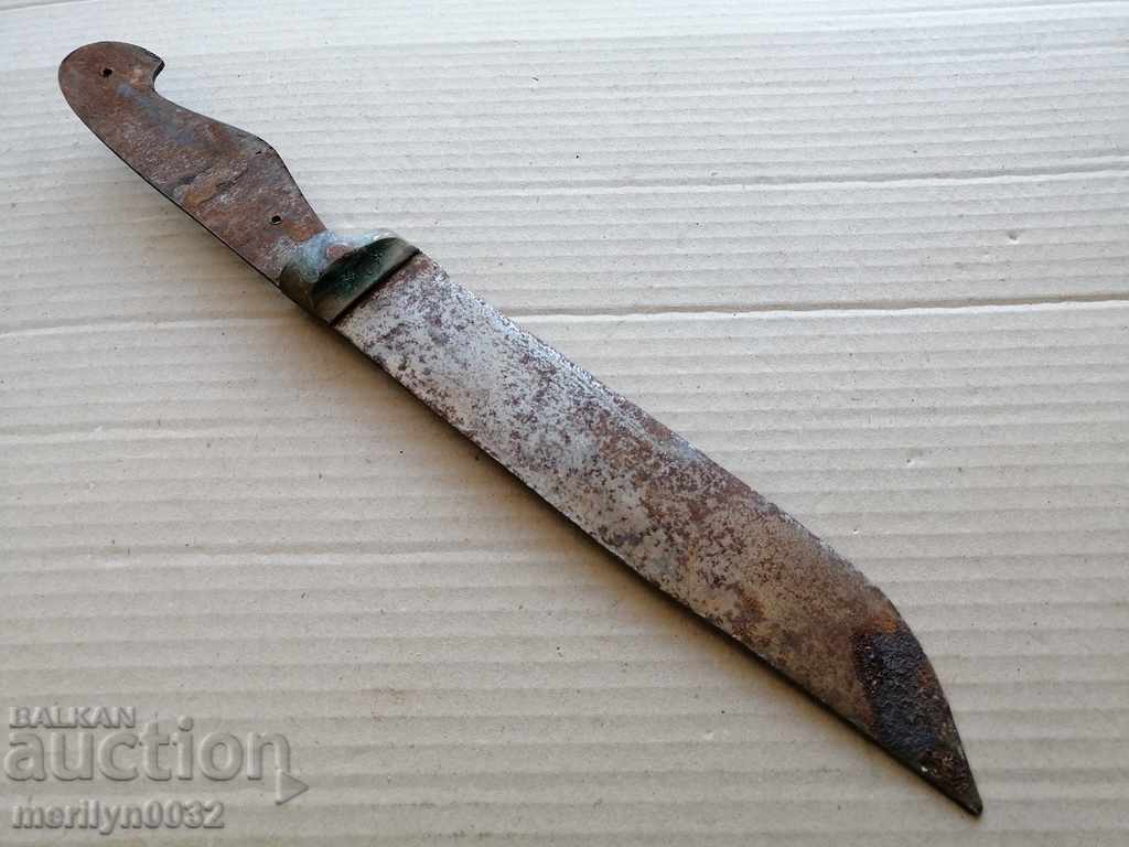 An old knife primitive with price 59.00 BGN | € 30.17 An old knife primitive with price 59.00 BGN | € 30.17