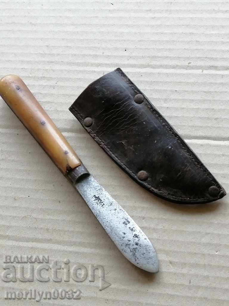 Un cuțit vechi cu teacă primitivă
