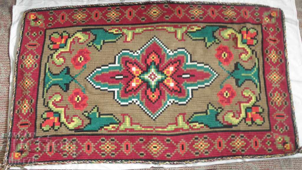 ΠΑΛΑΙΑ ΚΑΙ ΠΟΛΥ ΟΜΟΡΦΗ ΚΑΡΕ-ΚΙΛΙΜΧΗ με τιμή 49.99 BGN | € 25.56