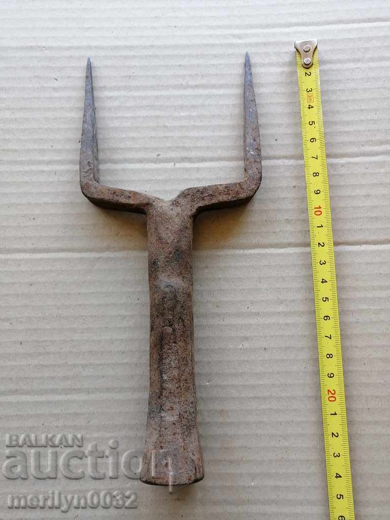 Delivery of Old hand forged anvil for hair peeling Delivery of Old hand forged anvil for hair peeling