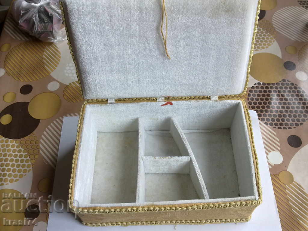 cutie de bijuterii cu preț 15.00 BGN | € 7.67