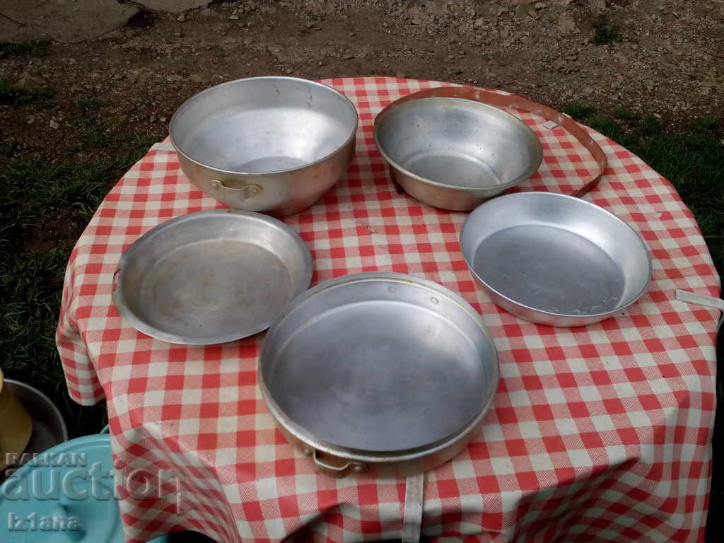 Auction Old aluminum box, utensils, dishes Auction Old aluminum box, utensils, dishes