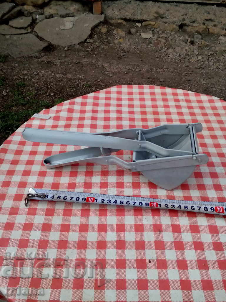 Auction An old potato press Auction An old potato press