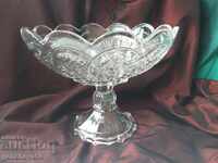 Un stand mare de fructe vechi cu un taburet