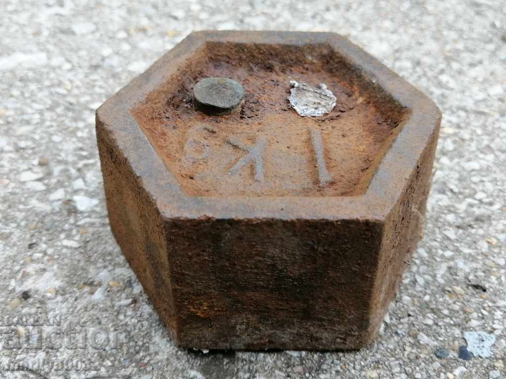 Delivery of Old weighing scales, exagy, kilogram control weight Delivery of Old weighing scales, exagy, kilogram control weight