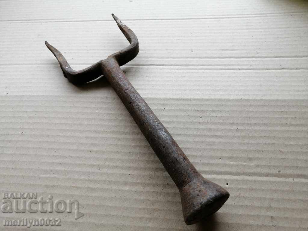 Стара ръчно кована наковалня за клепане на коса с цена 46.00 лв. | € 23.52 Стара ръчно кована наковалня за клепане на коса с цена 46.00 лв. | € 23.52