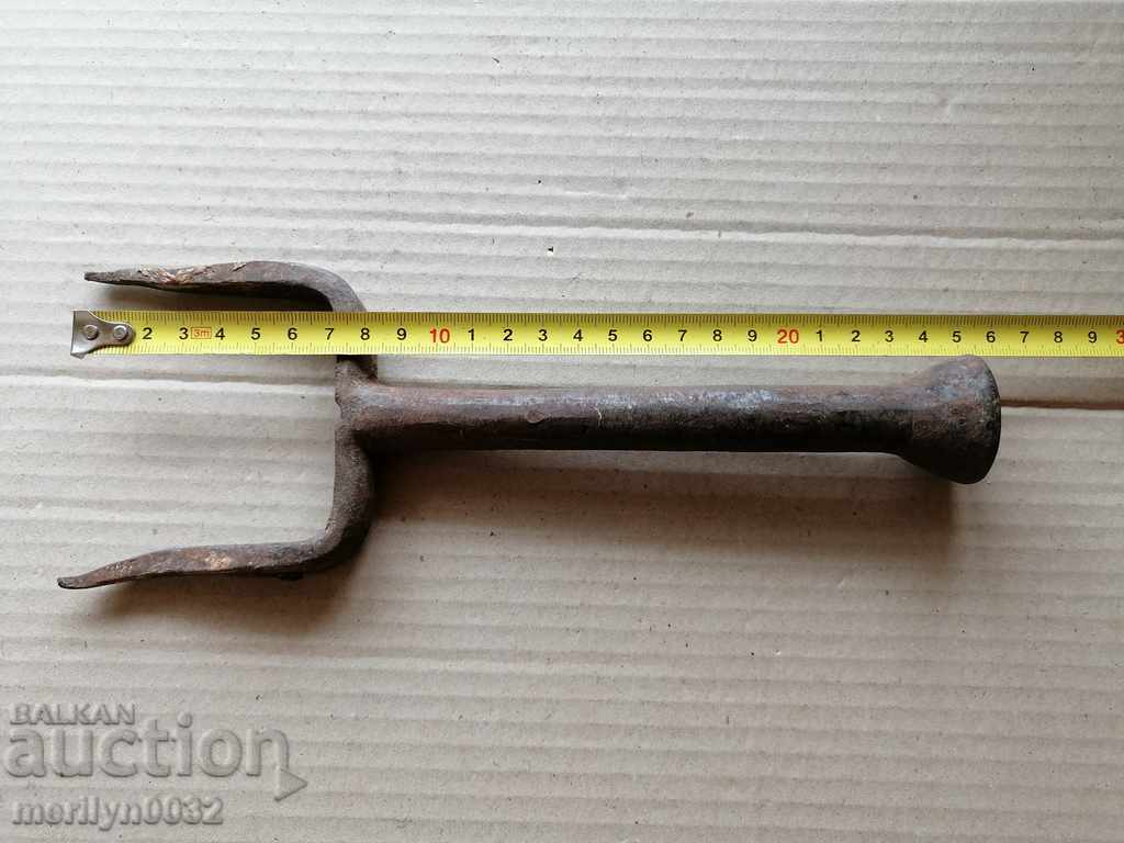 Аукцион Стара ръчно кована наковалня за клепане на коса Аукцион Стара ръчно кована наковалня за клепане на коса