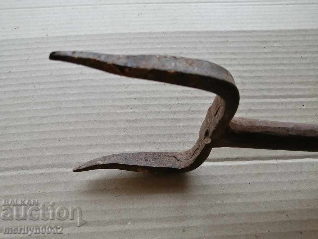 Доставка на Стара ръчно кована наковалня за клепане на коса Доставка на Стара ръчно кована наковалня за клепане на коса