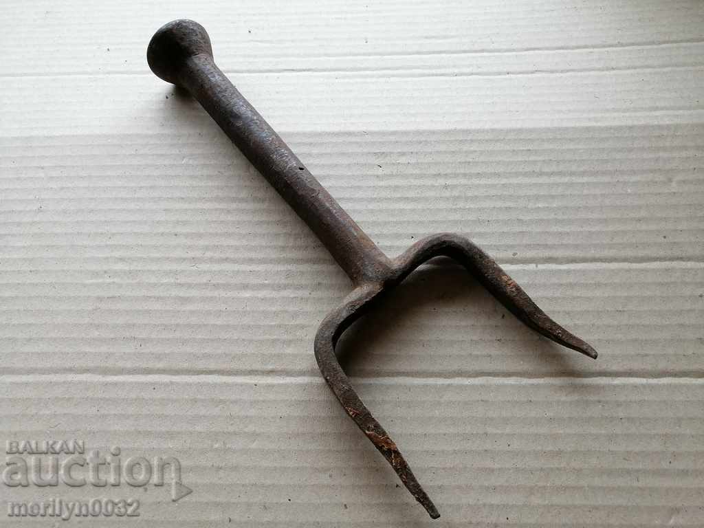 Стара ръчно кована наковалня за клепане на коса Стара ръчно кована наковалня за клепане на коса