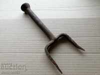 O nicovală veche forjată manual