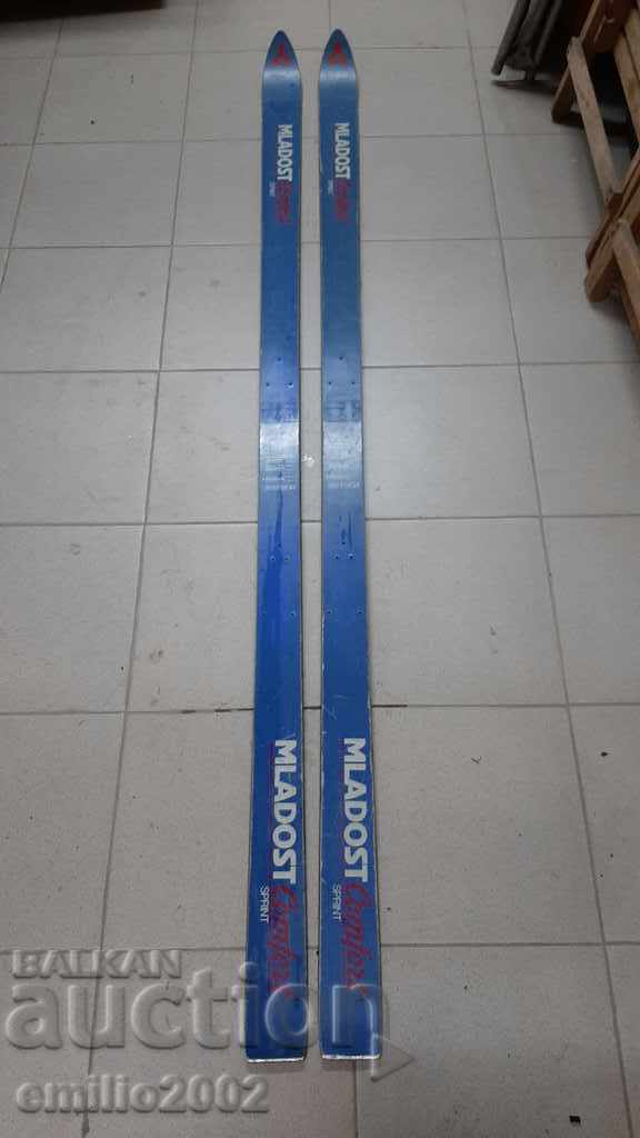 Schi de colectare Mladost 180 cm cu preț 9.00 BGN | € 4.60