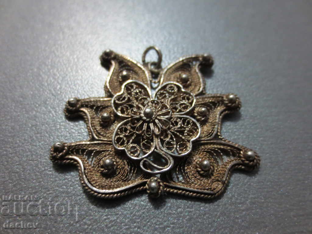 Auction  Beautiful silver Renaissance pendant filigree flower