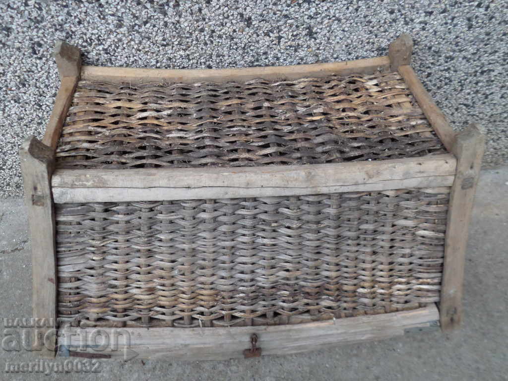 Auction  An old basket, a wicker vessel, a wooden paneer basket