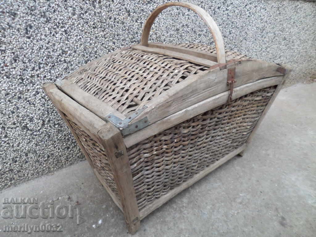 Стара кошница, плетен съд дървения панер кош