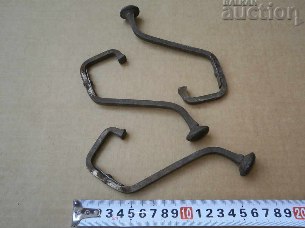 Δημοπρασία τρεις αντίκες κρεμάστρες Δημοπρασία τρεις αντίκες κρεμάστρες