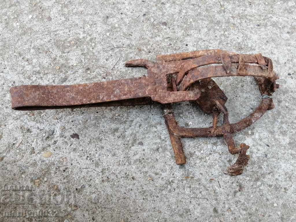 Capcană forjată manual cu țepi din fier forjat cu preț 49.00 BGN | € 25.05 Capcană forjată manual cu țepi din fier forjat cu preț 49.00 BGN | € 25.05