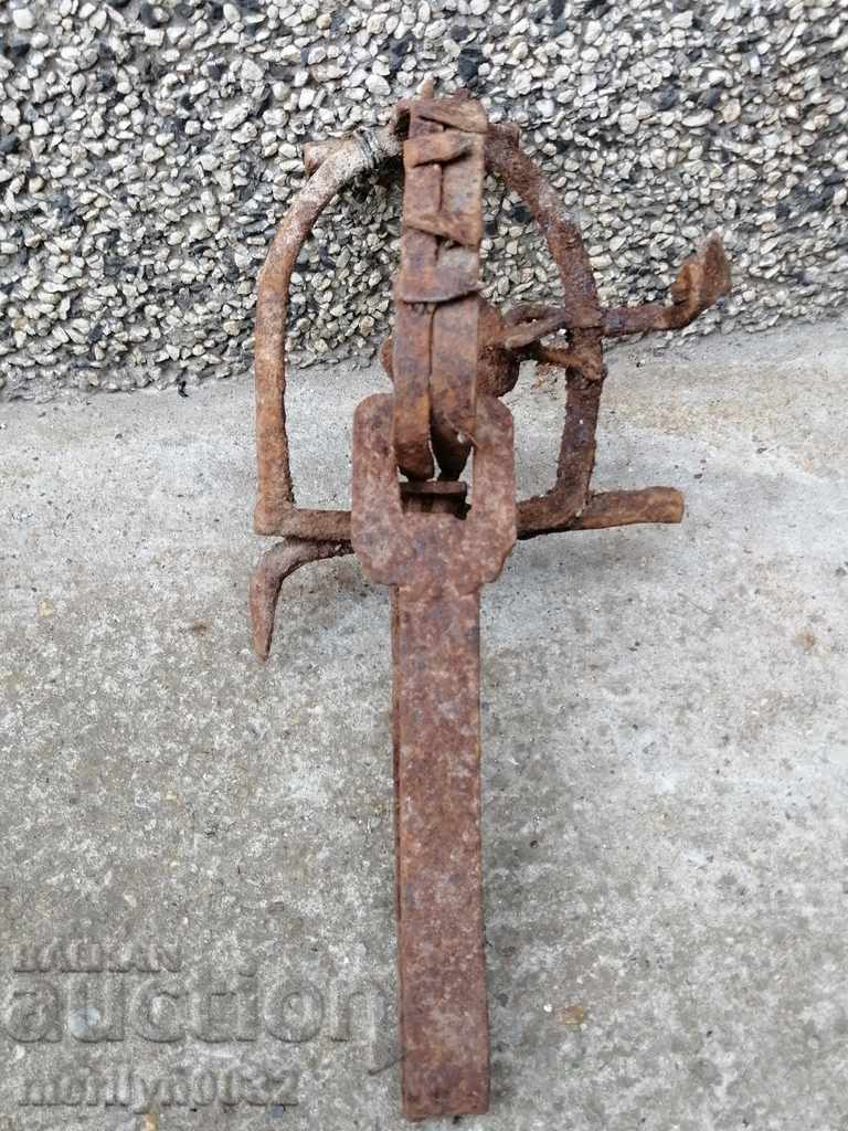 Licitație Capcană forjată manual cu țepi din fier forjat Licitație Capcană forjată manual cu țepi din fier forjat