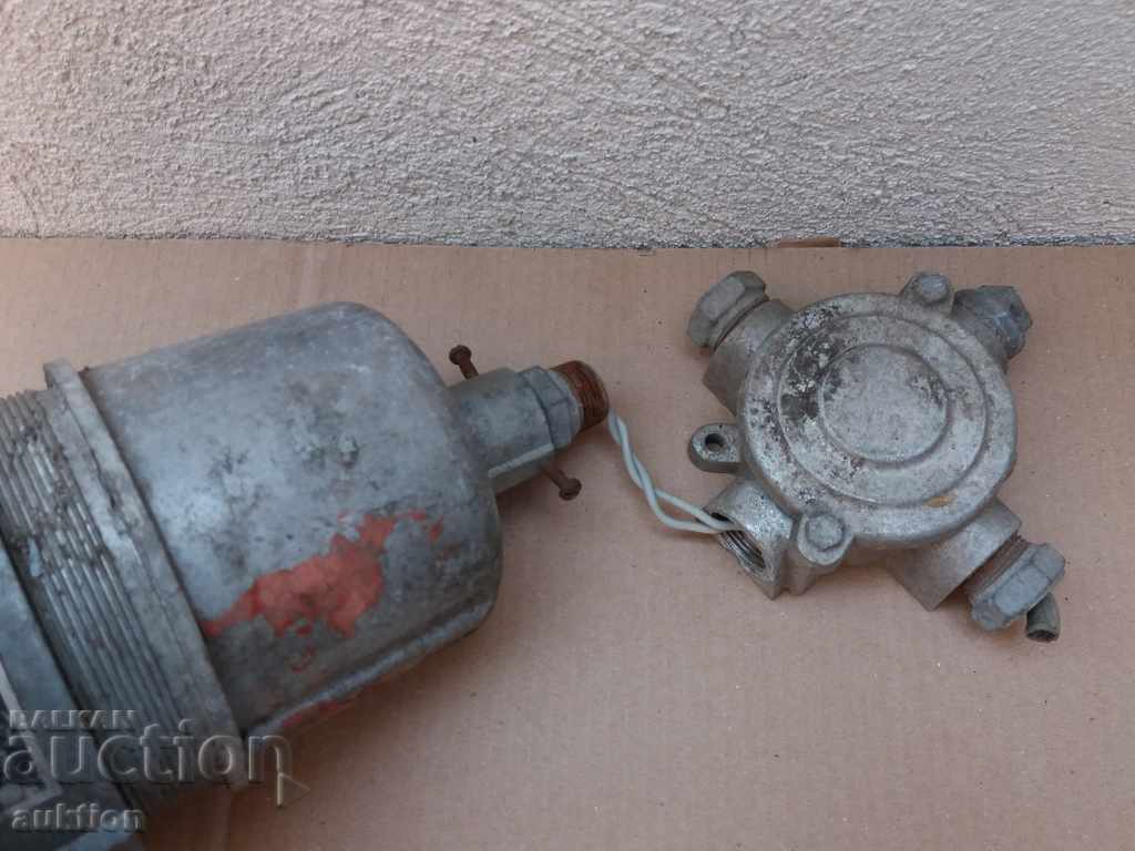 Delivery of OLD LARGE ALUMINUM INDUSTRIAL LAMP - SEALED CLOSURE Delivery of OLD LARGE ALUMINUM INDUSTRIAL LAMP - SEALED CLOSURE