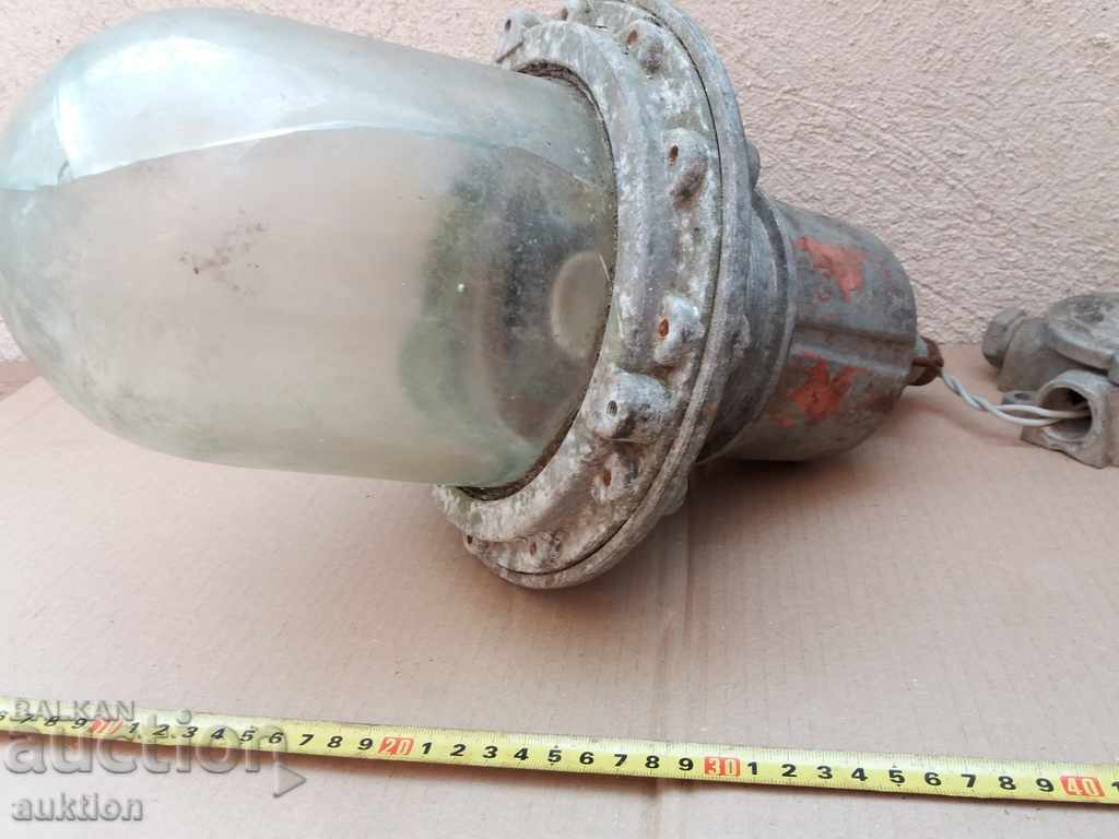 OLD LARGE ALUMINUM INDUSTRIAL LAMP - SEALED CLOSURE - 6 OLD LARGE ALUMINUM INDUSTRIAL LAMP - SEALED CLOSURE - 6